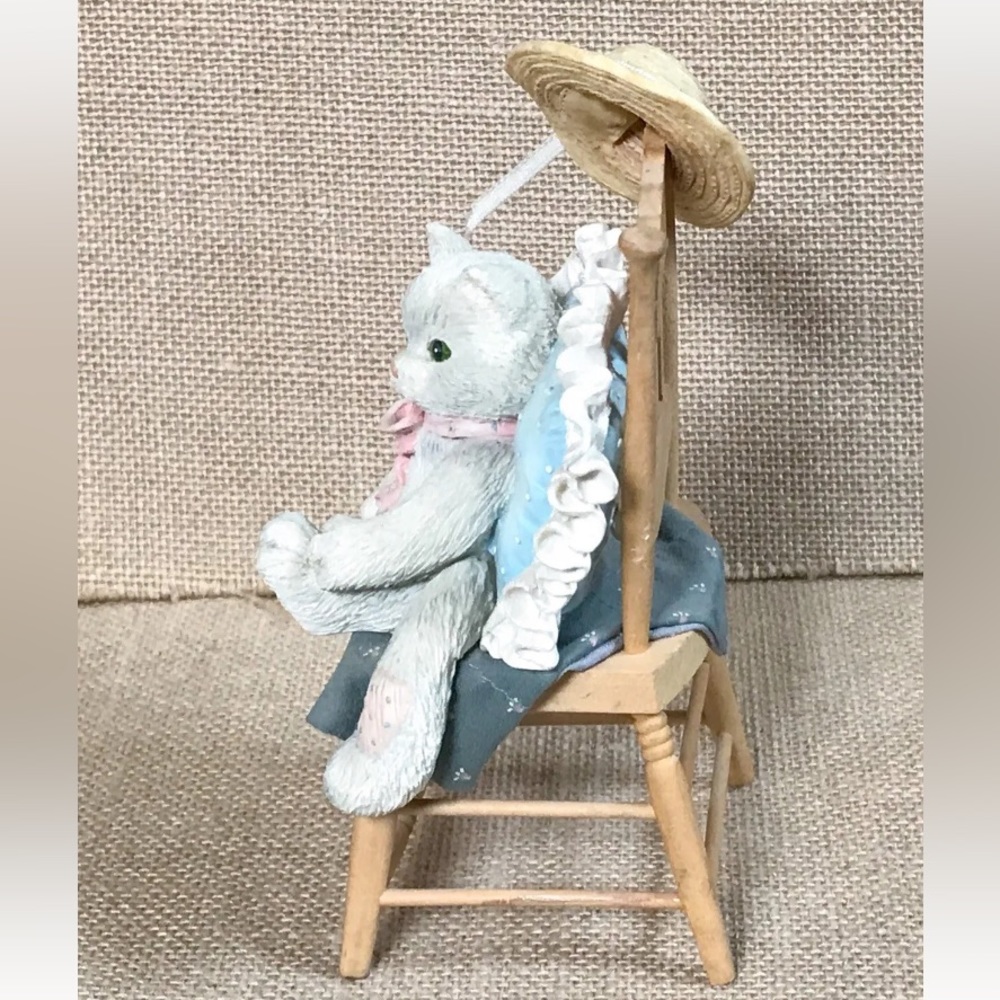 Vintage White Cat in Chair Resin Figurine Kitsch Cottage Granny Core AS IS READ - Picture 3 of 8